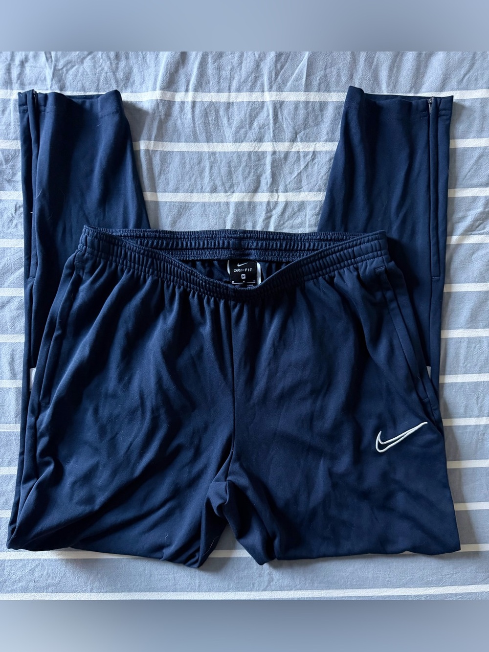 Nike Men’s Navy Jogger Sweatpants with White Swoosh - Picture 4 of 7